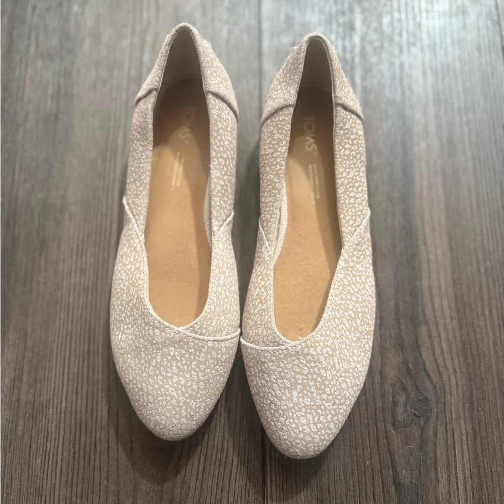 TOMS Pointed Toe Flats Beige Speckled Womens Size 6.5 Slip On Comfort - Picture 2 of 6